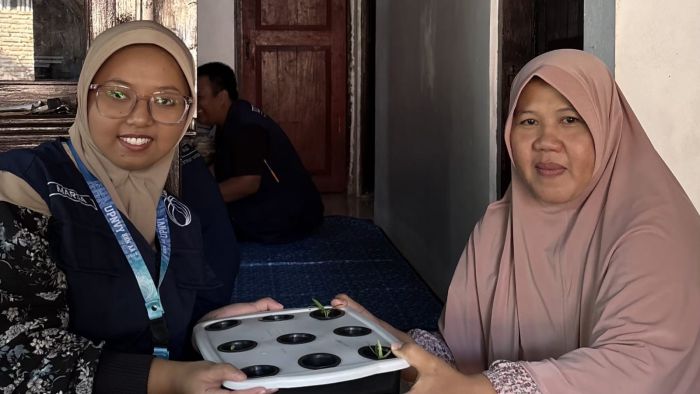 Budidaya Hidroponik Sistem Wick di Dasa Wisma RT 02 RW 1 Bersama KKN 84.422 UPN “Veteran” Yogyakarta 02