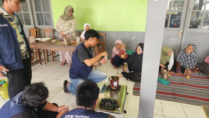 Pelaksanaan Pelatihan Pembuatan Lilin dari Minyak Jelantah di Arisan RT 02 RW 01 oleh KKN 84.422 UPN Veteran Yogyakarta 01