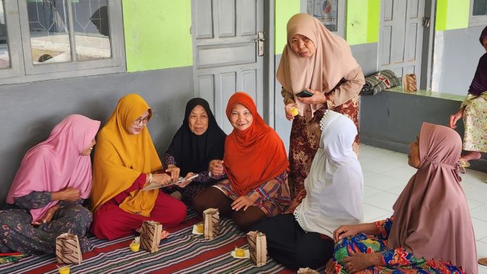 Pelaksanaan Pelatihan Pembuatan Lilin dari Minyak Jelantah di Arisan RT 02 RW 01 oleh KKN 84.422 UPN Veteran Yogyakarta 02