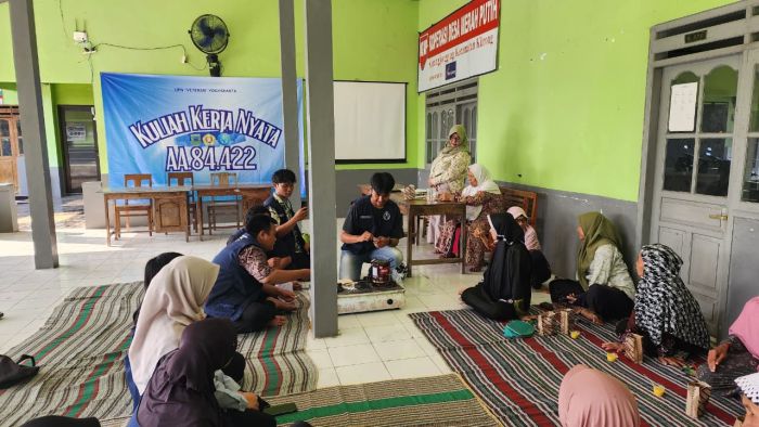 Pelaksanaan Pelatihan Pembuatan Lilin dari Minyak Jelantah di Arisan RT 02 RW 01 oleh KKN 84.422 UPN Veteran Yogyakarta
