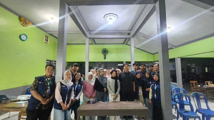 Sinergi KKN dan Warga Karangglonggong Manfaatkan Limbah Plastik dan Oli Bekas Jadi Paving Block  02