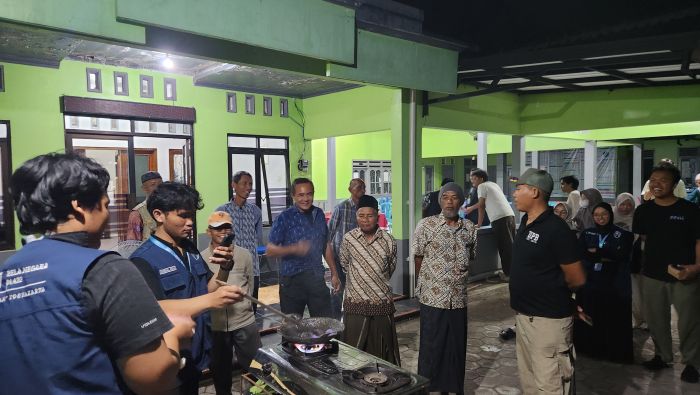 Sinergi KKN dan Warga Karangglonggong Manfaatkan Limbah Plastik dan Oli Bekas Jadi Paving Block 
