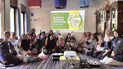 Budidaya Hidroponik Sistem Wick di Dasa Wisma RT 02 RW 1 Bersama KKN 84.422 UPN “Veteran” Yogyakarta